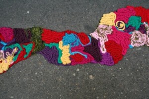 subtle-street-art-yarn-cracks-3-468x312